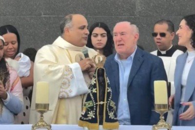 O humorista Renato Aragão foi nomeado Embaixador do Cristo Redentor para a Cultura e o Turismo durante a celebração do 94º aniversário do monumento, em cerimônia realizada no alto do Corcovado, no Rio de Janeiro. -  (crédito: Instagram Padre Omar)