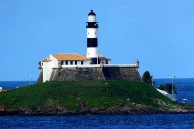 O Farol da Barra, em  Salvador (BA), é um dos mais bonitos e significativos do mundo. Construído em 1698 , é o mais antigo do Brasil. Servia para orientar os comandantes das embarcações que chegavam à baía de Todos os Santos e levavam açúcar e outras especiarias para a Europa. -  (crédito: Reprodução do site wikimapia.org/)