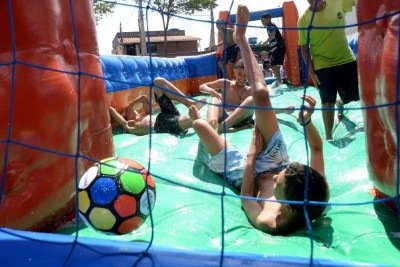 O futebol de sabão foi uma das atrações para as crianças na feste do Buscapé -  (crédito: Túlio Santos/EM/D. A. Press)