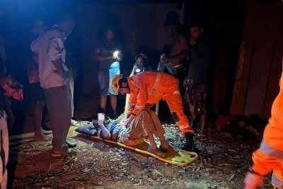 Militares encontraram a vítima consciente e orientada, no fundo da estrutura, que estava sem água -  (crédito: CBMMG/Divulgação)