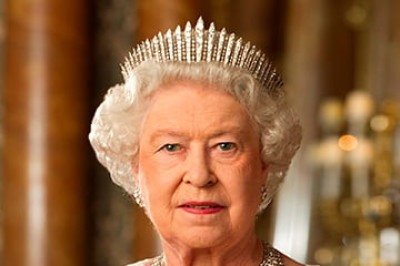 O ex-mordomo Paul Burrell, autor do livro “The royal insider',  revelou que, ao ser diagnosticada com mieloma múltiplo, a Rainha Elizabeth II reagiu com serenidade e disse: “Bem, é uma pena”. Segundo ele, a monarca lamentou não poder cumprir todos os compromissos, sobretudo o Jubileu de Platina.



 -  (crédito: Julian Calder / Governor-General of New Zealand - Commonwealth Day Message from Her Majesty the Queen Elizabeth - Official portrait / commons.wikimedia)
