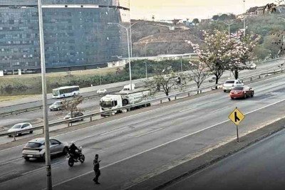 Travessia perigosa: homem cruza quatro pistas onde os carros passam a mais de cem quilômetros por hora -  (crédito: Júlio Moreira/EM/D.A Press)