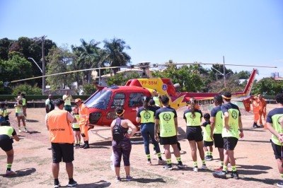 Bombeiros levam helicóptero, caminhões e outros equipamentos para a corrida na Pampulha -  (crédito: Gladyston Rodrigues/EM/D.A Press)