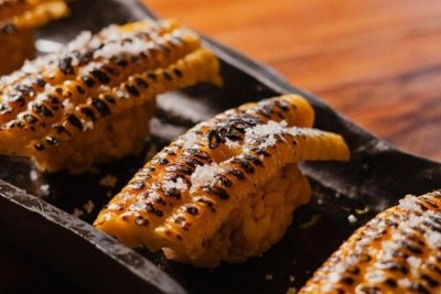 Nigiri de milho com manteiga e flor de sal do restaurante Fugu, em Paraty (RJ) -  (crédito: Agência Sairas/Divulgação)