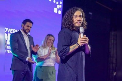 O Tribunal de Contas do Piauí apura um contrato de R$ 11 milhões firmado pela Secretaria de Educação do Estado com a Tron Atividades de Apoio à Educação Ltda, empresa ligada ao humorista e influenciador Whindersson Nunes. -  (crédito: Reprodução/Governo do Piauí)