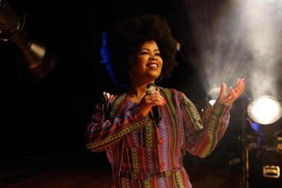A cantora Fran Januário diz que montou o show com a intenção de "entregar flores em vida" para Dona Eliza, a artista veterana que influenciou gerações de sambistas em Minas gerais -  (crédito: orlando bento/divulgação)