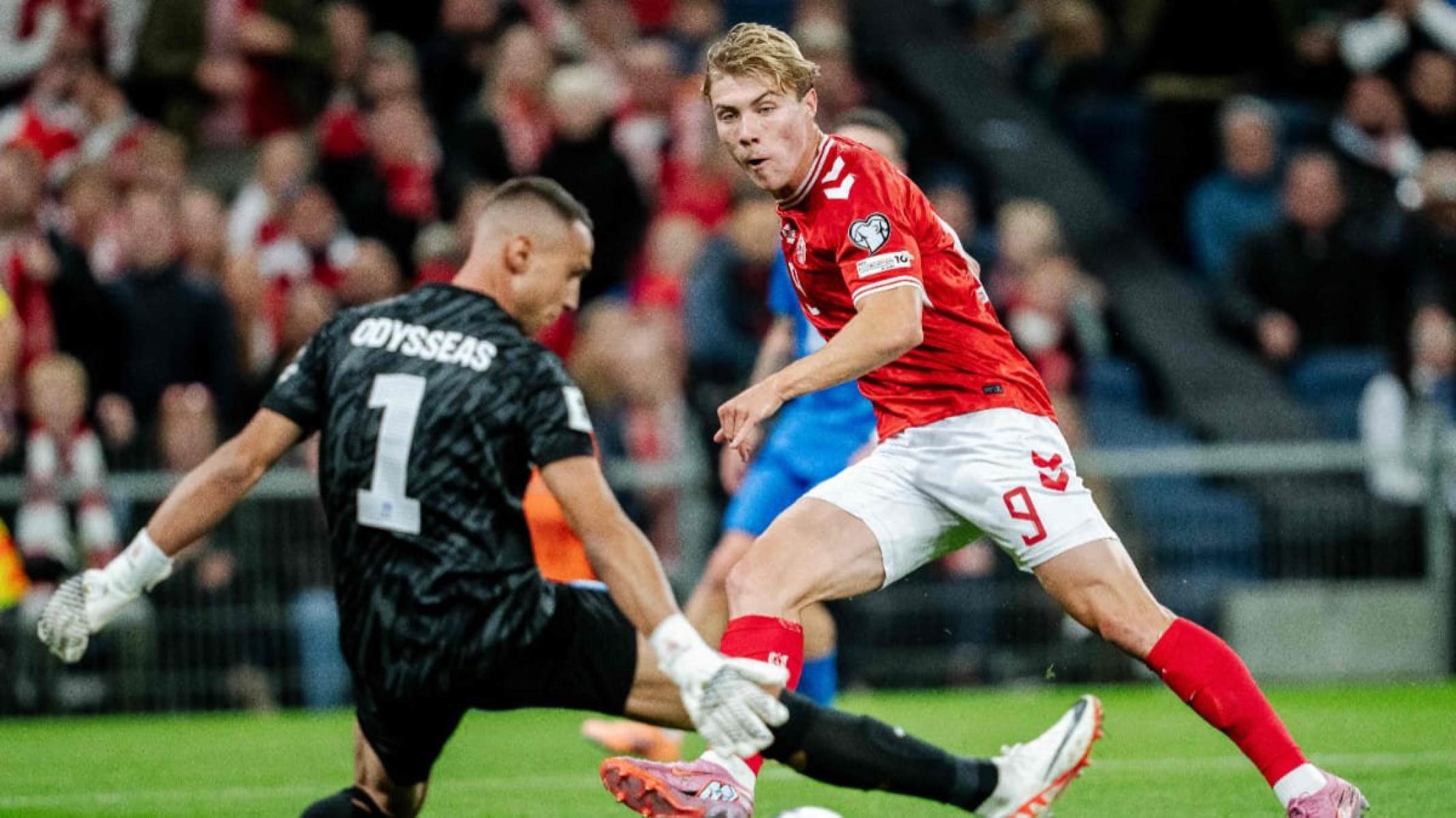 Defensores cometem falhas bizarras, e campeã da Eurocopa está fora da Copa - No Ataque Internacional