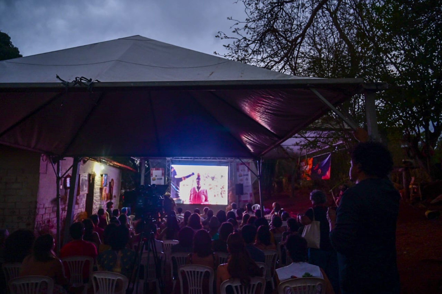 A programação do festival contou com exibições de filmes, shows e feira de artesanato. Nesta edição, foram homenageados o ator e escritor Lázaro Ramos, o cineasta mineiro Gabriel Martins e o multiartista Maurício Tizumba, que receberam o troféu Cinema dos Quilombos.-Leandro Couri/EM/D.A.Press