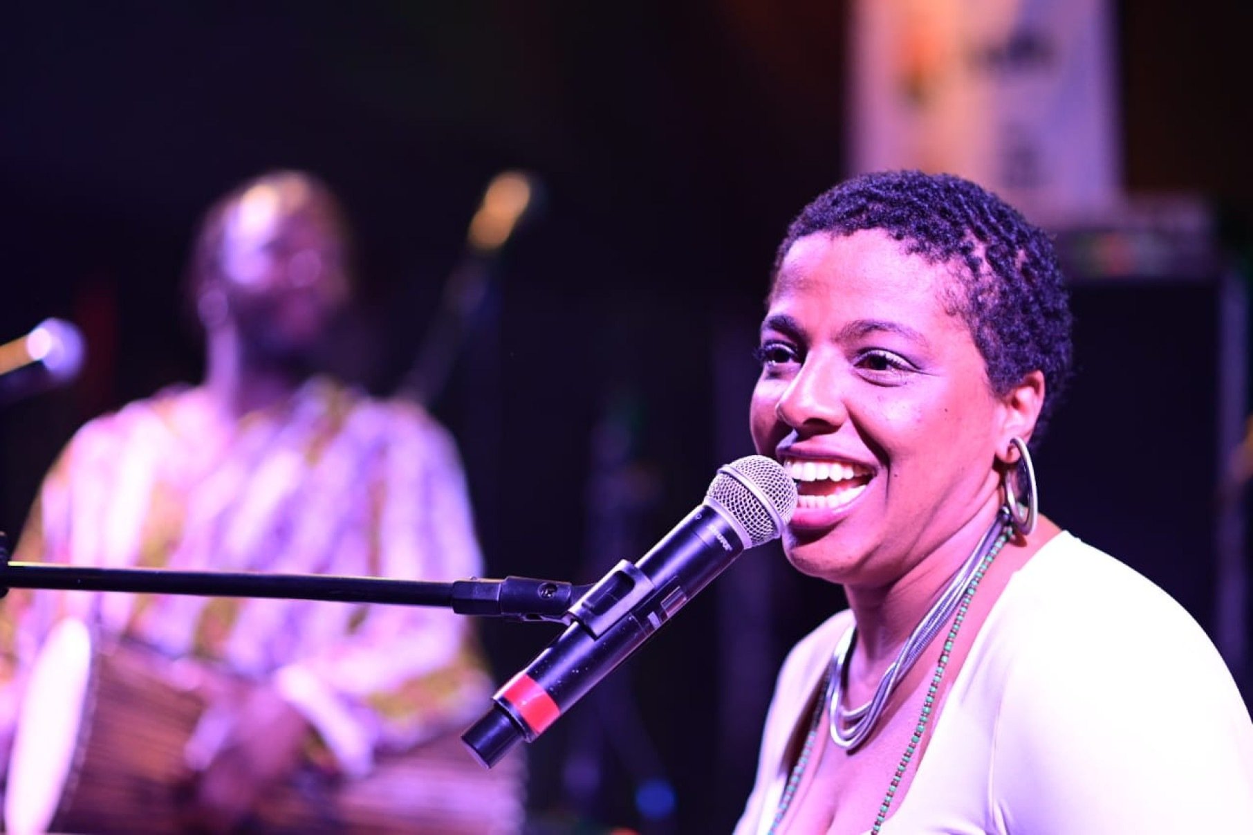 Em apresentação potente de afro jazz, lfátókí, que é filha de Martinho da Vila, tem a habilidade de conversar enquanto toca piano.-Leandro Couri/EM/D.A.Press