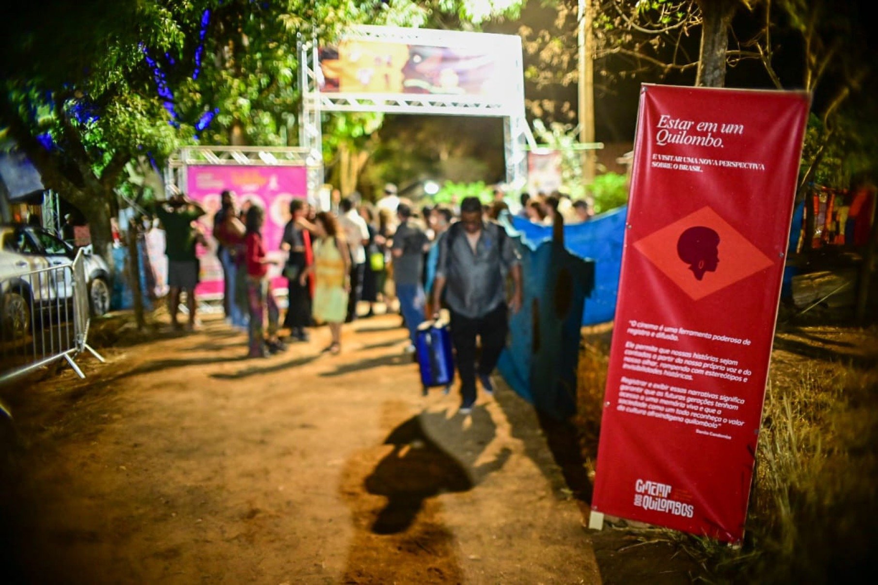 Totens com algumas mensagens já preparavam o espírito de quem nunca foi ao local, como 'No quilombo, cada gesto de cuidado é também uma reza e cada encontro é chance de semear, amor. Este lugar é sagrado. Cuide dos bichos, das crianças e dos mais velhos. Toda forma de amor floresce aqui, traga respeito, deixe o preconceito do lado de fora'.-Leandro Couri/EM/D.A.Press