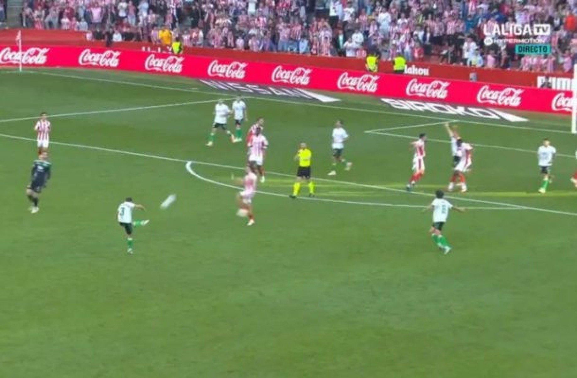 ??rbitro encerra jogo no momento de gol em partida na Espanha