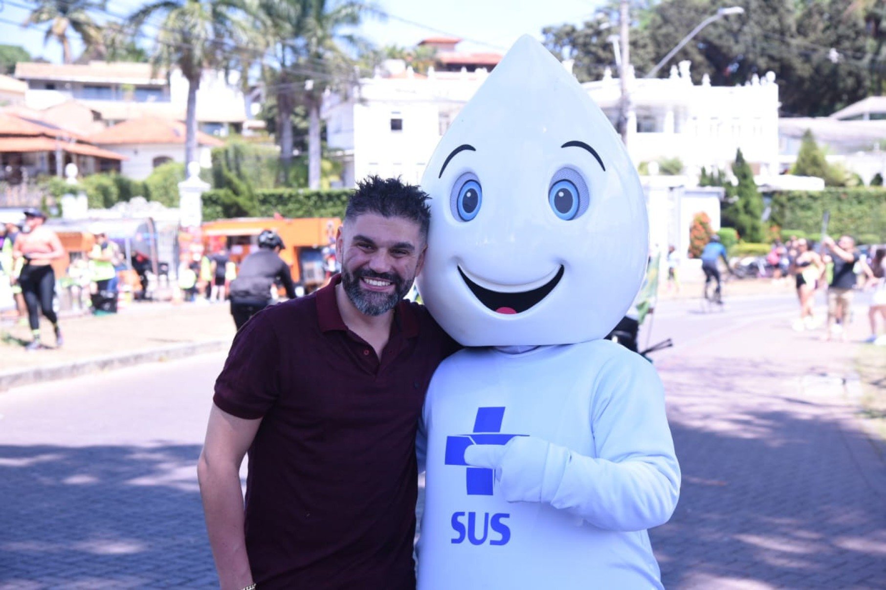 O subsecretário de Vigilância em Saúde, Eduardo Prosdocimi com o Zé Gotinha