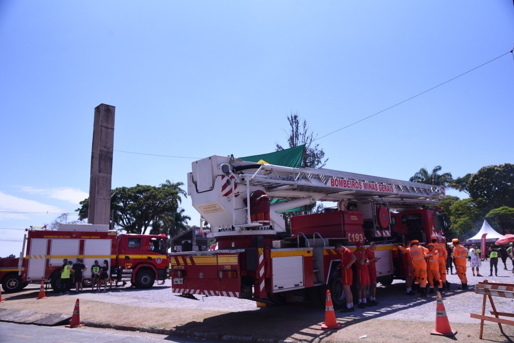 Bombeiros levam caminhões da corporação para público tirar fotos