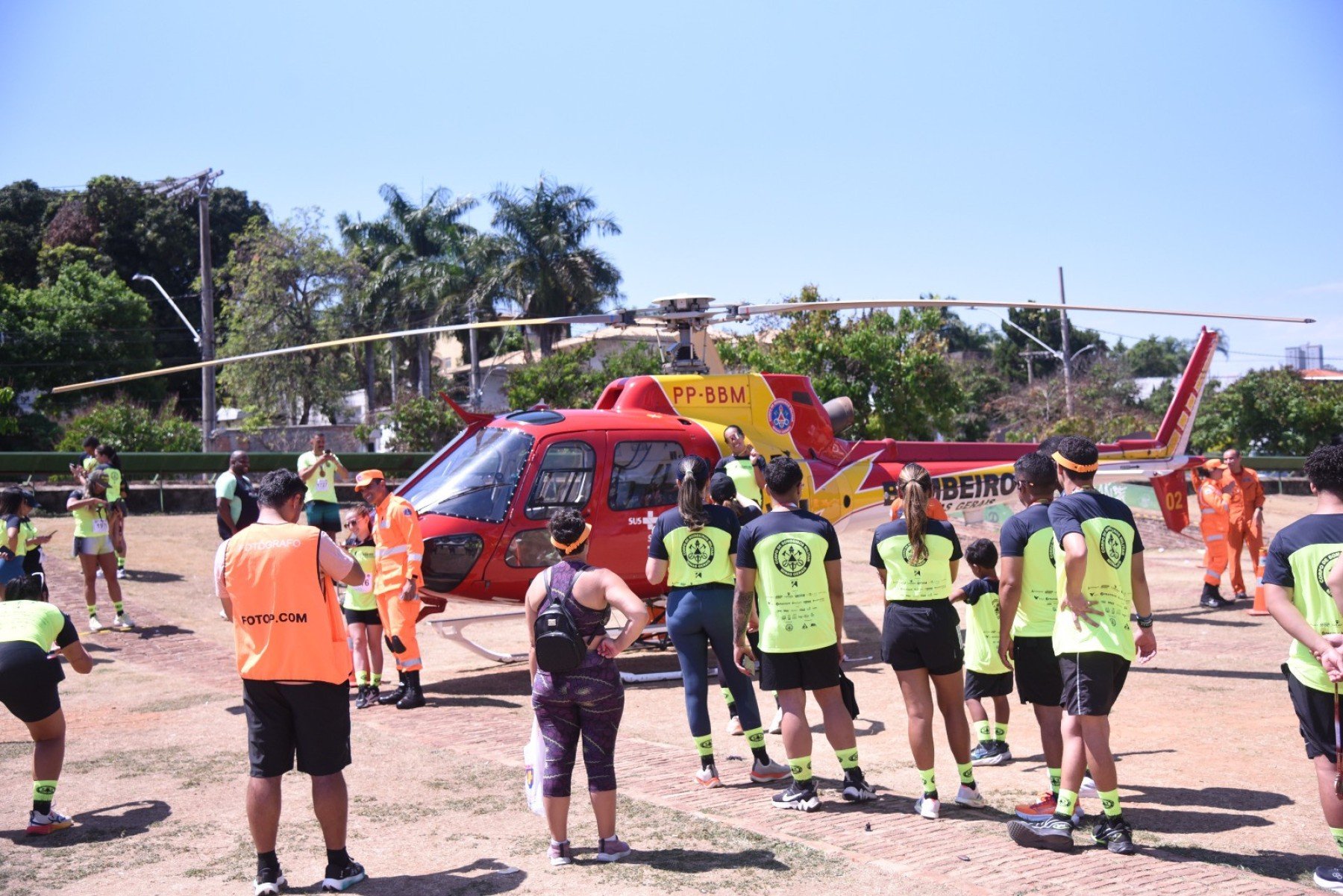 Bombeiros levam helicóptero, caminhões e outros equipamentos para a corrida na Pampulha-Gladyston Rodrigues/EM/D.A Press