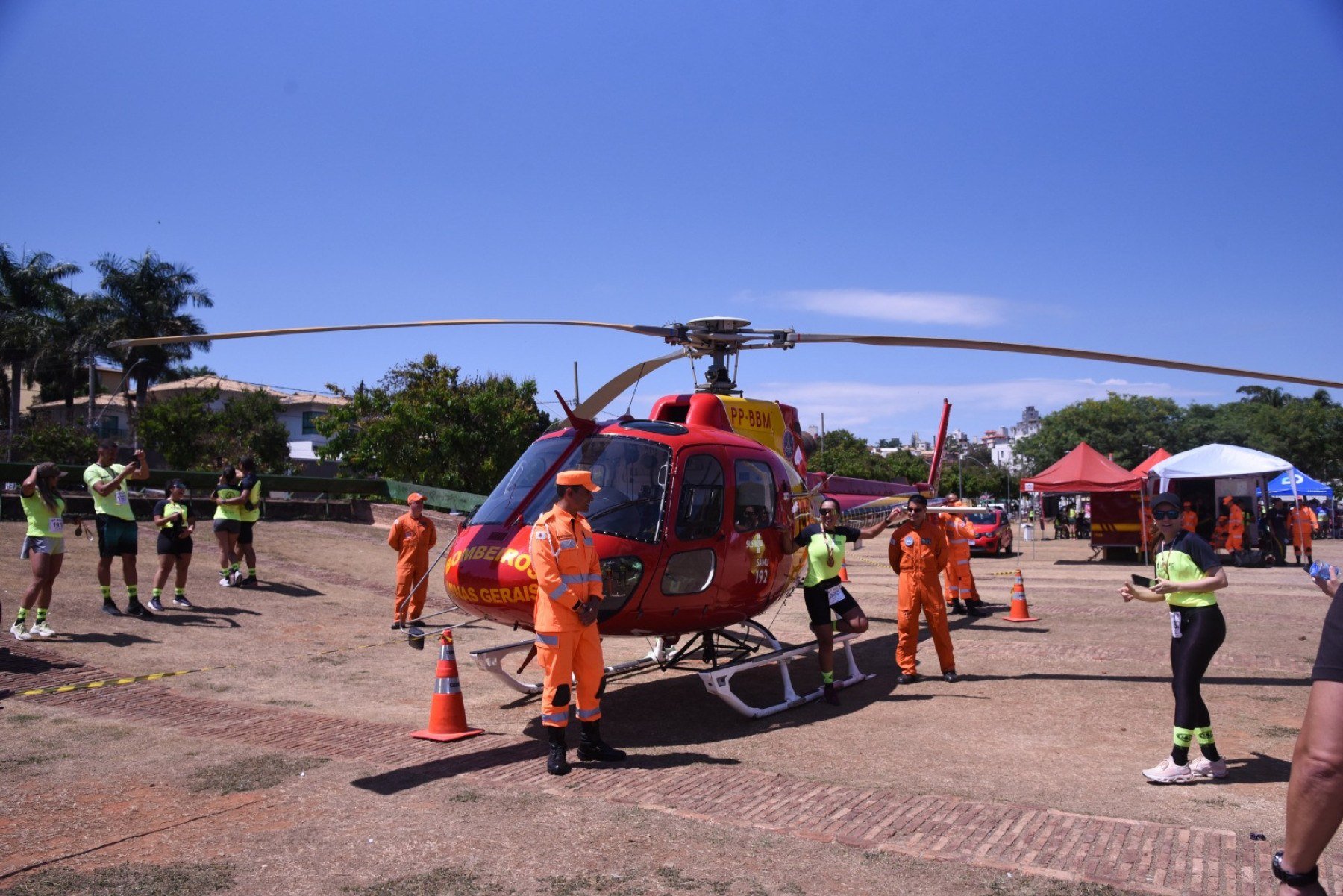 Corredores puderam tirar fotos no helicóptero dos bombeiros