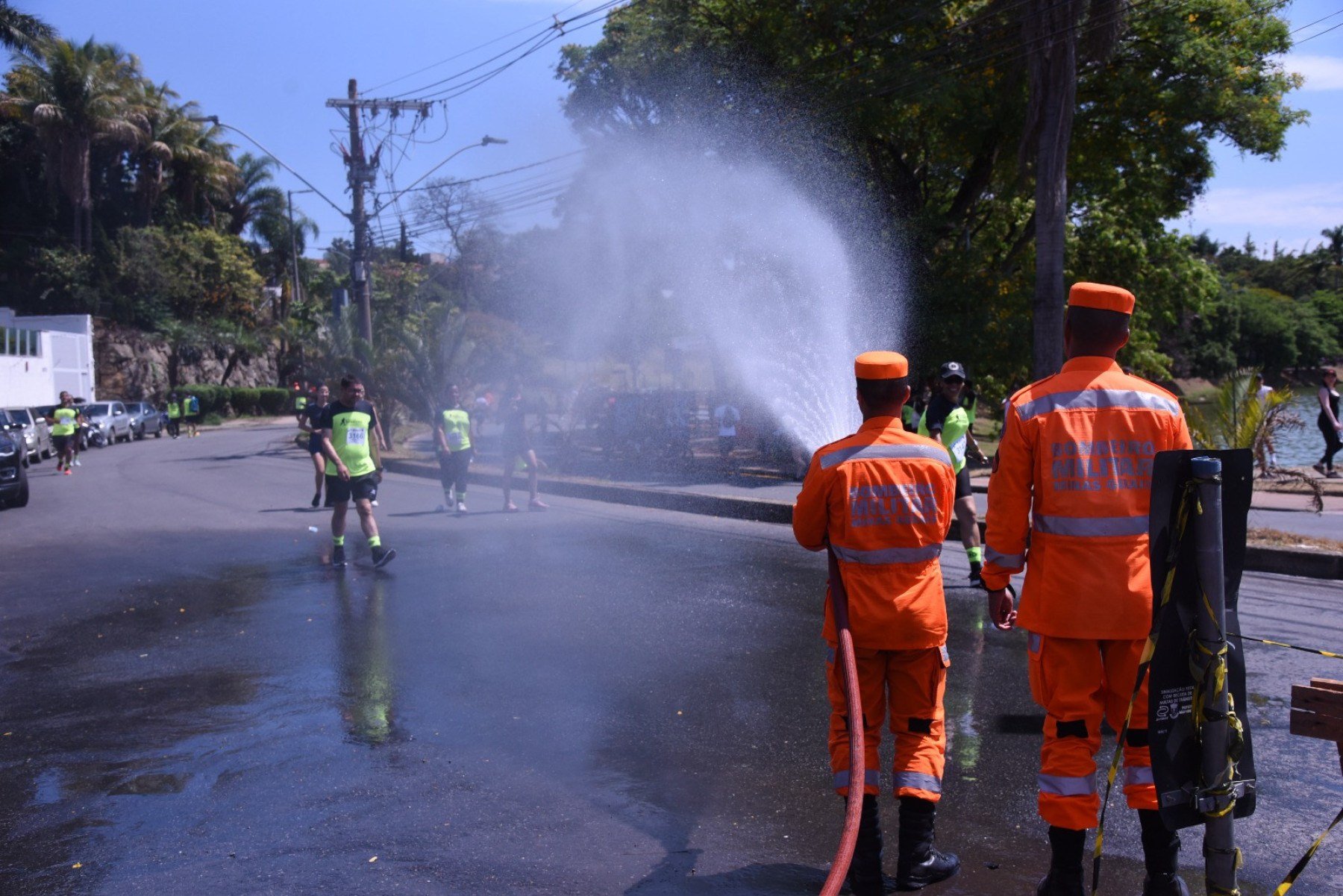 Bombeiros jogam água nos corredores