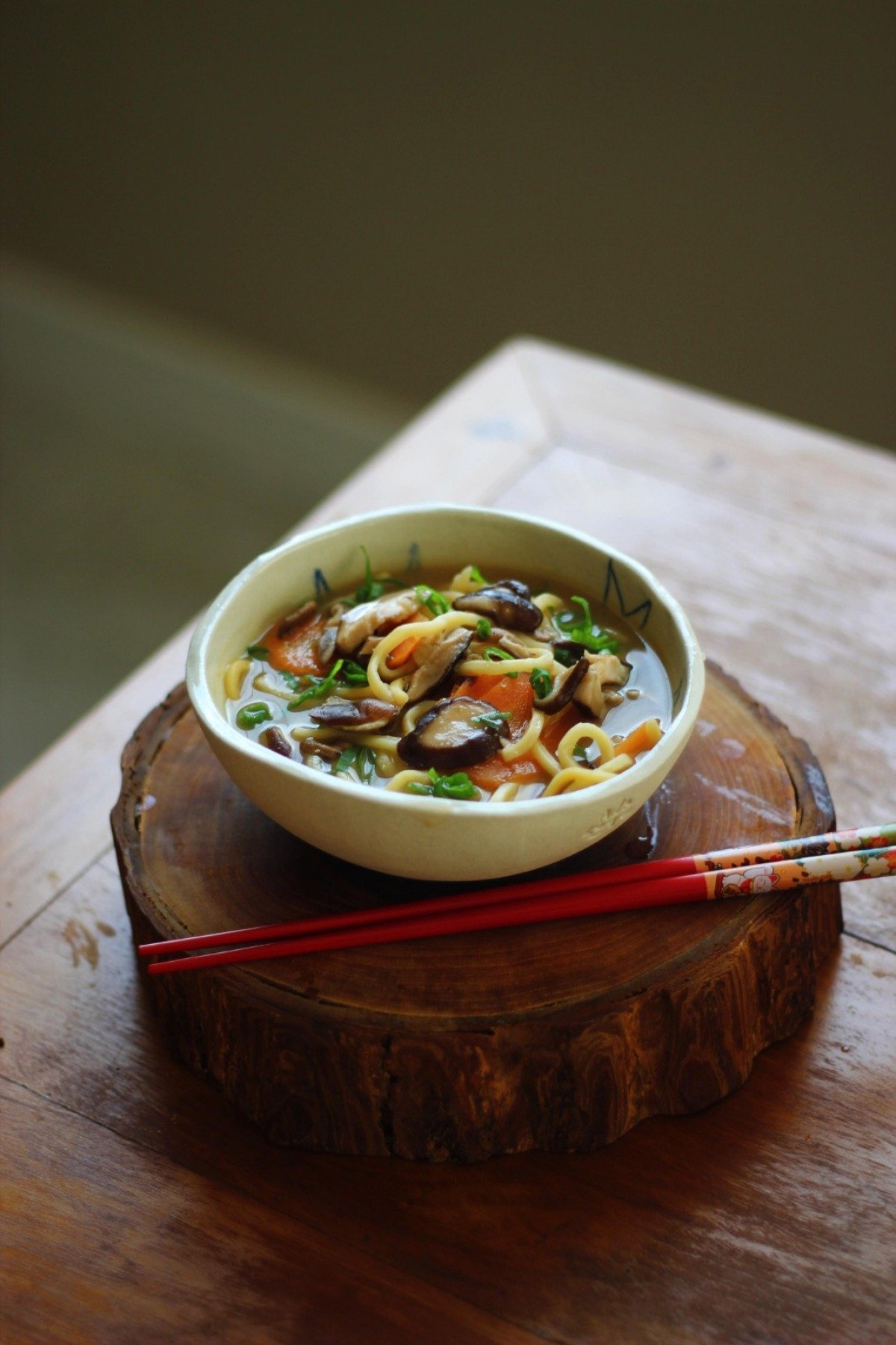 Em seu blog, Gui Poulain apresenta receitas criativas que cabem no dia a dia das pessoas, como sopa de macarrão e missô