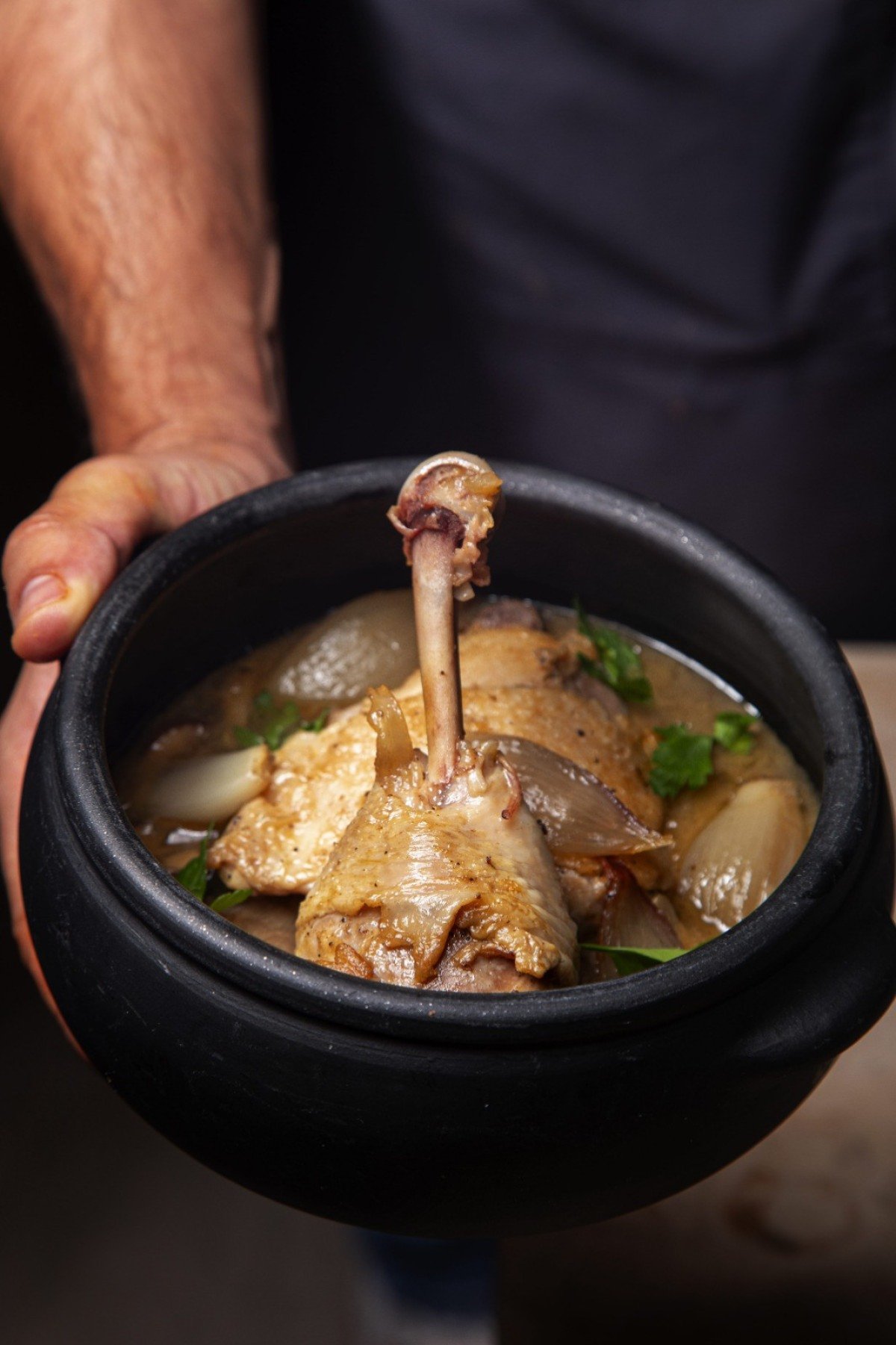 O frango na púcura, nome da panela de barro onde chega à mesa, é uma das iguarias lusitanas do restaurante Carvoaria