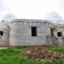 À prova de enchente: casas feitas de sacos de areia viram tendência -  Reprodução Nada Mais