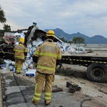 Acidente envolvendo carreta e caminhões deixa uma pessoa morta na BR-262 - CBMMG/Divulga&ccedil;&atilde;o