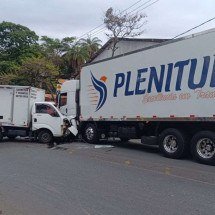 Acidente com dois caminhões deixa motorista preso às ferragens em BH - Reproduçã/CBMMG