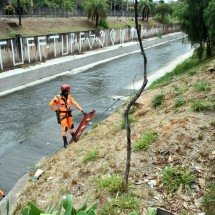Família de jovem que caiu no Arrudas fica 18 horas às margens do ribeirão  - Jair Amaral/EM/D.A Press. Brasil. Belo Horizonte-MG