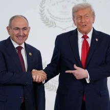 Donald Trump posou para foto com o presidente da Autoridade Palestina, Mahmoud Abbas -  (crédito: Evan Vucci/Pool/AFP)