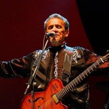 Zé Ramalho, 76 anos: a jornada do artista que uniu o Nordeste ao mundo - Silvio Tanaka /Wikimedia Commons