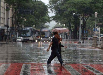Durante alertas de pancadas de chuva, a Defesa Civil recomenda que a popula&ccedil;&atilde;o evite &aacute;reas de inunda&ccedil;&atilde;o -  (crédito: Tulio Santos/EM/D.A.Press)