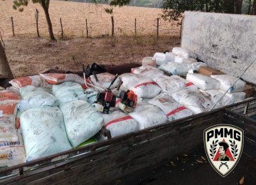 Insumos agrícolas roubados em Cláudio recuperados pela PM -  (crédito: PMMG)