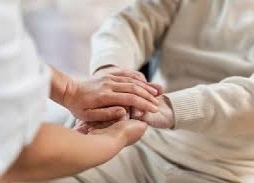 Nos leitos de morte, esse mínimo se torna máximo. Um copo d'água oferecido com carinho, um travesseiro ajustado com atenção – são atos pequenos que ganham dimensão transcendental. A medicina tecnológica empalidece diante desses gestos ancestrais de cuidado -  (crédito: Freepik)