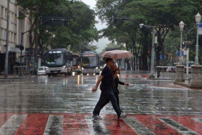 Durante alertas de pancadas de chuva, a Defesa Civil recomenda que a população evite áreas de inundação -  (crédito: Tulio Santos/EM/D.A.Press)