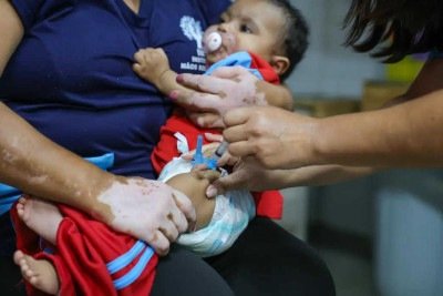 A coqueluche é uma infecção respiratória, causada pela bactéria Bordetella pertussis, que pode ser prevenida com a vacinação -  (crédito: abio Rodrigues-Pozzebom/ Agência Brasil)