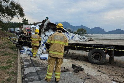 Após o acidente, os dois sentidos da BR-262 chegaram a ficar interditados -  (crédito: CBMMG/Divulgação)