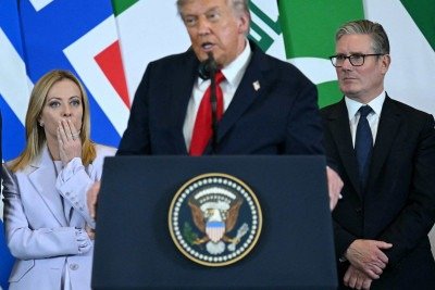  US President Donald Trump (C) speaks as Italian Prime Minister Giorgia Meloni (L) and Britain's Prime Minister Keir Starmer watch during the Sharm El-Sheikh Peace Summit in the Egyptian Red Sea resort town of Sharm el-Sheikh on October 13, 2025. Trump on October 13 hailed a Gaza summit in Egypt as a 'tremendous day' for the Middle East, saying a document would be signed on 'rules and regulations' for future talks. (Photo by SAUL LOEB / AFP)
       -  (crédito:  AFP)