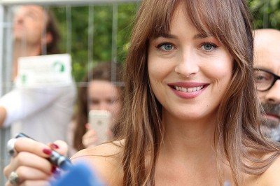Dakota Johnson, atriz norte-americana, completou 35 anos no dia 4 de outubro de 2025 . Ela celebra uma carreira em ótima fase e continua a conquistar papéis de destaque em filmes de diversos gêneros. -  (crédito: wikimedia commons Pietro Luca Cassarino)