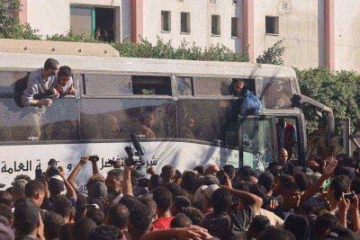 Ã?nibus com palestinos libertados de prisÃµes israelenses sob cessar-fogo em Gaza e um acordo de troca de refÃ©ns com o Hamas chega na Faixa de Gaza, em 13 de outubro de 2025 -  (crédito: AFP)