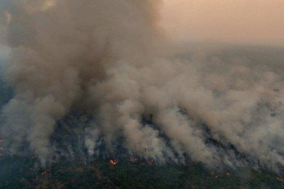 Em 2024, incêndios florestais devastaram quase 18 milhões de hectares da Amazônia brasileira, impulsionados por uma seca sem precedentes ligada às mudanças climáticas -  (crédito: MICHAEL DANTAS / AFP)