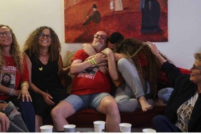 Eitan Horn, ex-refém israelense do grupo terrorista Hamas, é abraçado pela família, de quem ficou afastado durante dois anos, vítima do ataque de 7 de outubro de 2023 -  (crédito: GIL COHEN-MAGEN / AFP)