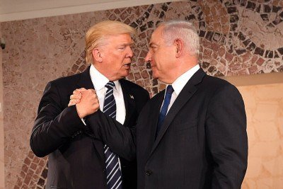 Presidente Trump no Museu de Israel, em Jerusalém, em 23 de maio de 2017, com o primeiro-ministro de Israel, Benjamim Netanyahu, mãos dadas, olhos nos olhos -  (crédito: U.S. Embassy Tel Aviv)