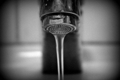 A associação da jovem com os banheiros vem da suposta causa de sua morte (raiva humana), que causaria uma sede incessante, explicando os relatos de torneiras que abriam sozinhas. -  (crédito:  Kati/Pixabay)