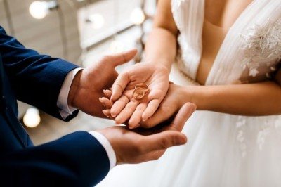 No ato de inscrição, os casais deverão estar acompanhados de duas testemunhas, que não poderão ser seus parentes -  (crédito: Reprodução Freepik)