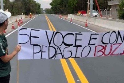 Senador Cleitinho Azevedo vai a BR 262 criticar o uso do free flow para cobrar pedágio em Minas Gerais -  (crédito: Reprodução/Instagram)