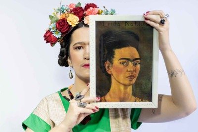 Bárbara Oliveira assina, dirige e protagoniza 'Frida em fragmentos e passos'. 'Quero que o público entenda e veja uma Frida mulher, artista, mãe, amiga, esposa', diz a atriz  -  (crédito: Amanda da Silva/divulgação)