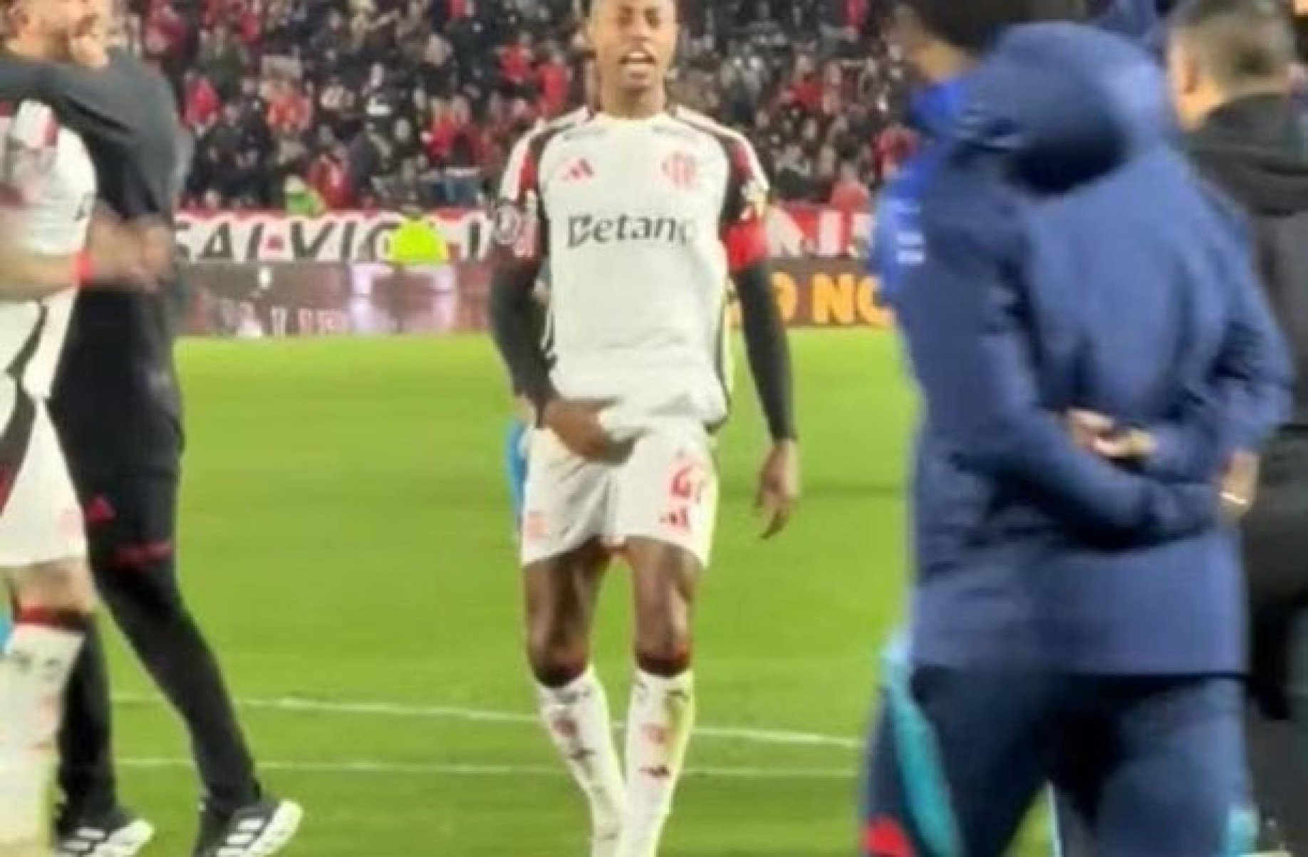 Bruno Henrique é multado por gesto obsceno na Libertadores