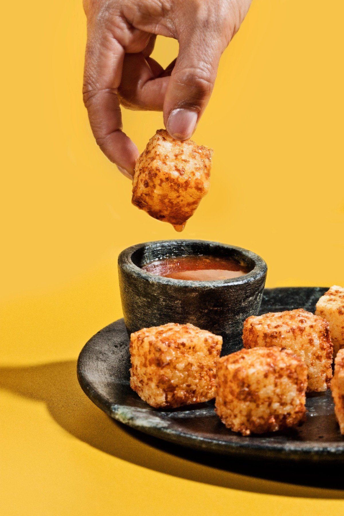 Os dadinhos de tapioca do chef Rodrigo Oliveira são acompanhados de um molho agridoce feito com três pimentas
