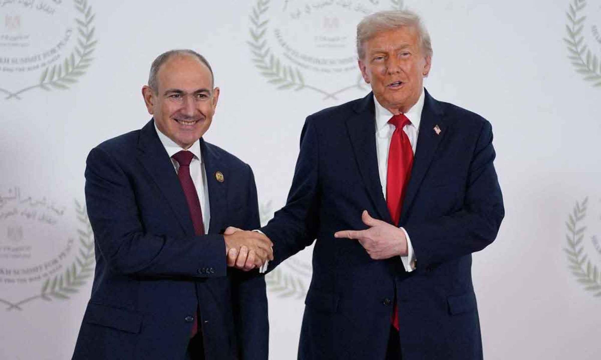 Donald Trump posou para foto com o presidente da Autoridade Palestina, Mahmoud Abbas - (crédito: Evan Vucci/Pool/AFP) Donald Trump posou para foto com o presidente da Autoridade Palestina, Mahmoud Abbas - (crédito: Evan Vucci/Pool/AFP)