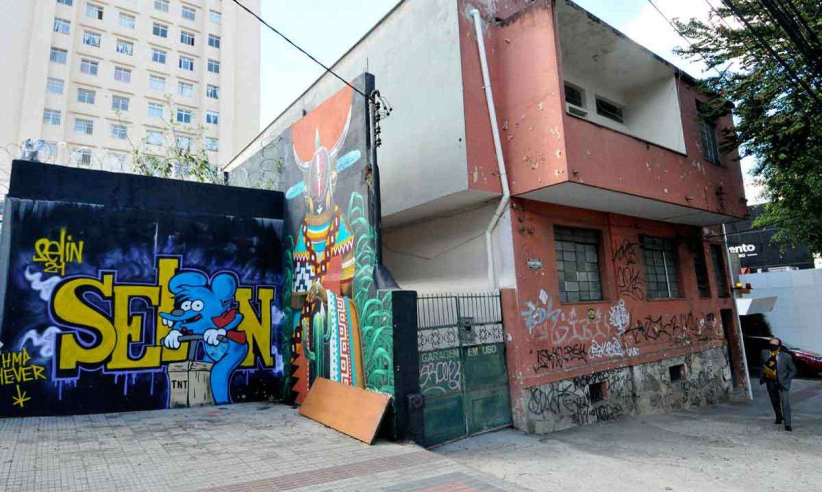 Mesmo as pichações sendo crime e passíveis de multa em BH, vários imóveis são vandalizados na capital mineira
- (crédito: Gladyston Rodrigues/EM/D.A Press) Mesmo as pichações sendo crime e passíveis de multa em BH, vários imóveis são vandalizados na capital mineira
- (crédito: Gladyston Rodrigues/EM/D.A Press)