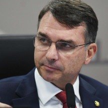 Vaquinha organizada por Flávio Bolsonaro arrecada R$ 1 milhão para famílias de policiais mortos no Rio -  Ed Alves CB/DA Press