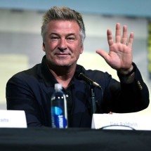 Alec Baldwin bate carro da esposa em árvore após fechada de caminhão
